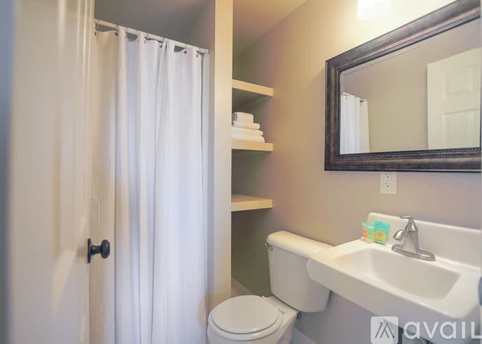Savannah Apartment: 124 E Liberty