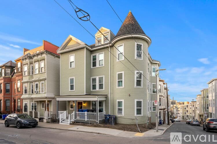 Boston Apartment: 141 Hillside St
