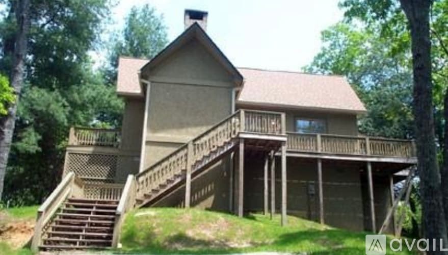 Dillard House: 560 Chalet Village Dr