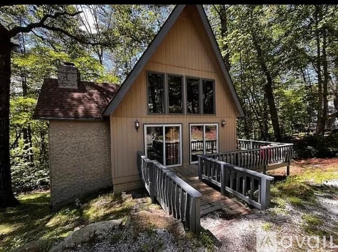 Dillard House: 680 Chalet Village Drive
