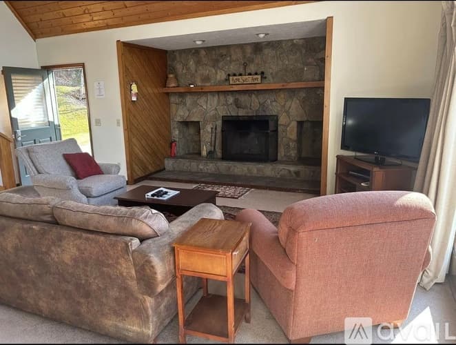 Dillard House: 417 Chalet Village Dr