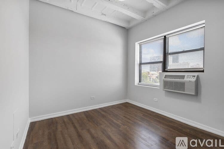 Chicago Apartment: 5718 N Winthrop Ave