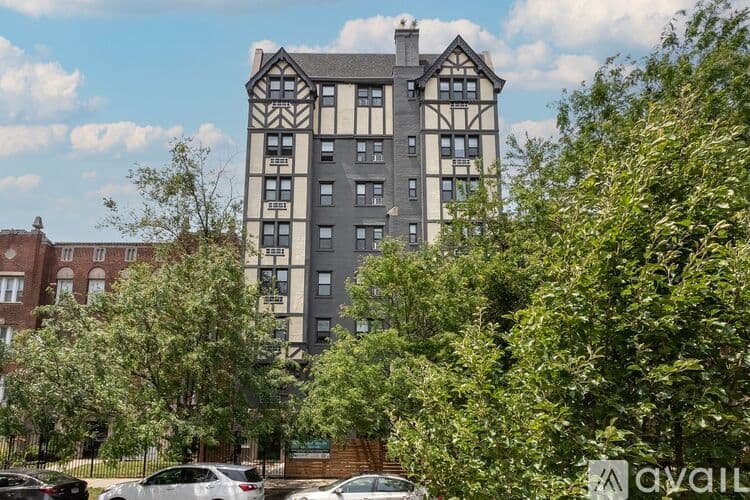 Chicago Apartment: 5718 N Winthrop Ave