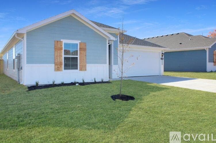 Highfill House: 106 NW Pinwheel St