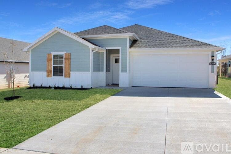 Highfill House: 106 NW Pinwheel St