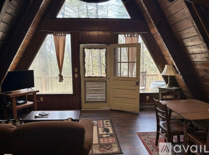 Dillard House: 53 Bold Springs Ln