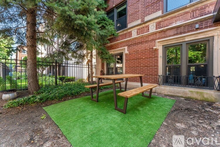Chicago Apartment: 6019 N Winthrop Ave