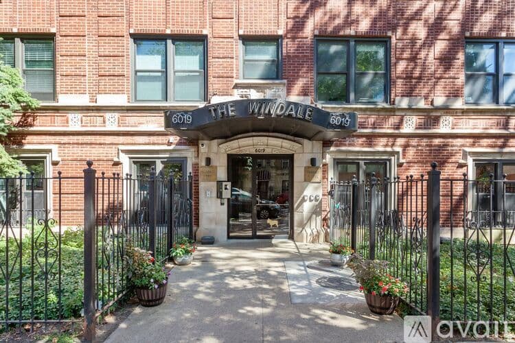 Chicago Apartment: 6019 N Winthrop Ave