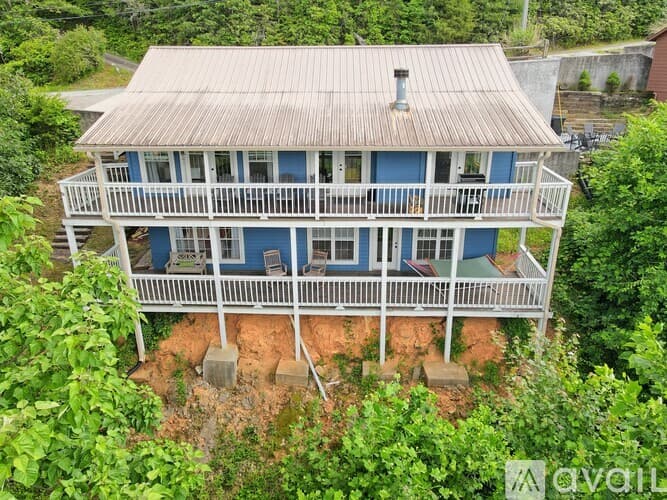 Clayton House: 233 Orchid Trl