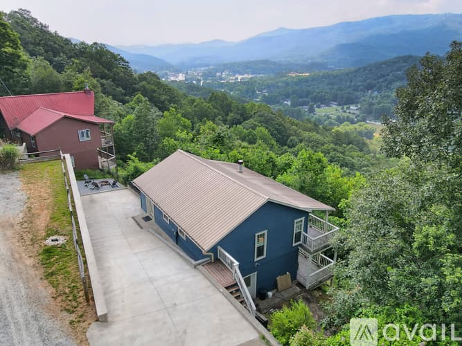 Clayton House: 233 Orchid Trl