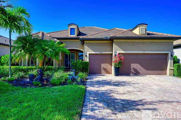 Estero House: 14024 Hawks Eye Court