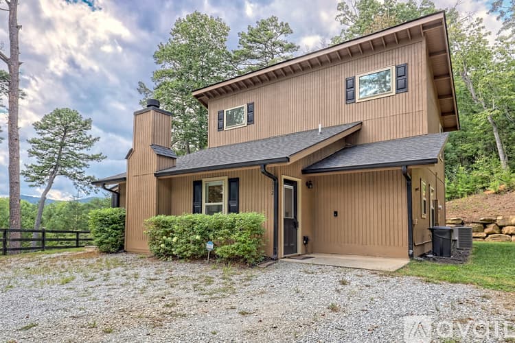 Clayton House: 112 John English Dr