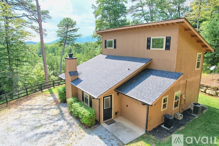 Clayton House: 112 John English Dr