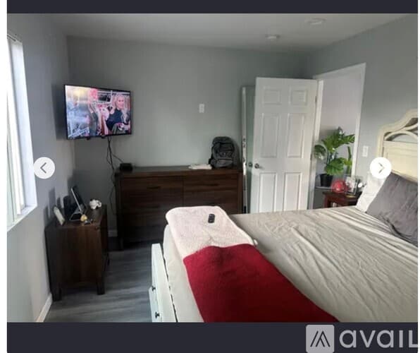 South Gate House: 8683 San Luis Avenue