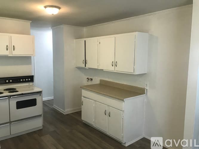 Kinston House: 1221 Ferndale Ln