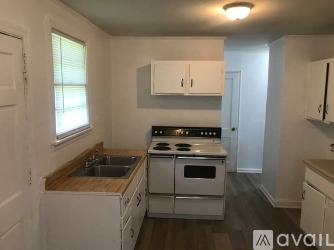 Kinston House: 1221 Ferndale Ln