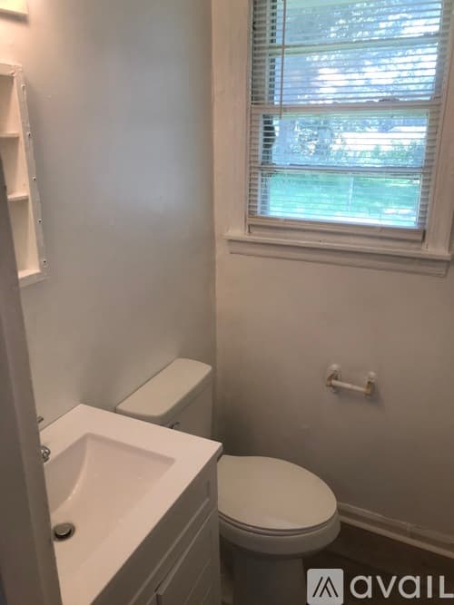 Kinston House: 1221 Ferndale Ln