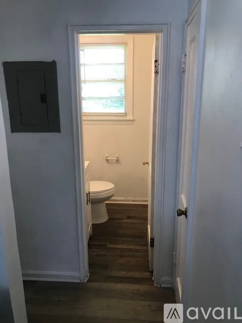 Kinston House: 1221 Ferndale Ln