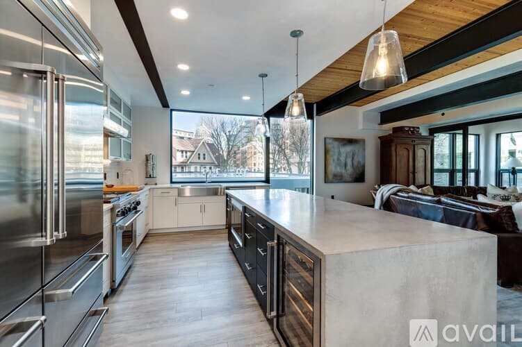 Madison Condo: 211 South Henry Street