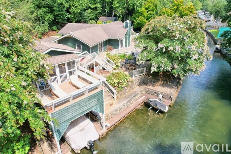 Clayton House: 2057 GA 197