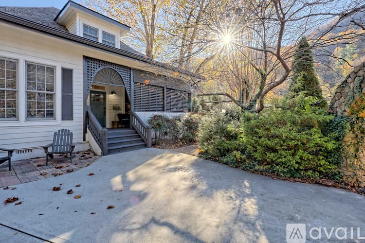 Clayton House: 171 Timpson Cove Rd