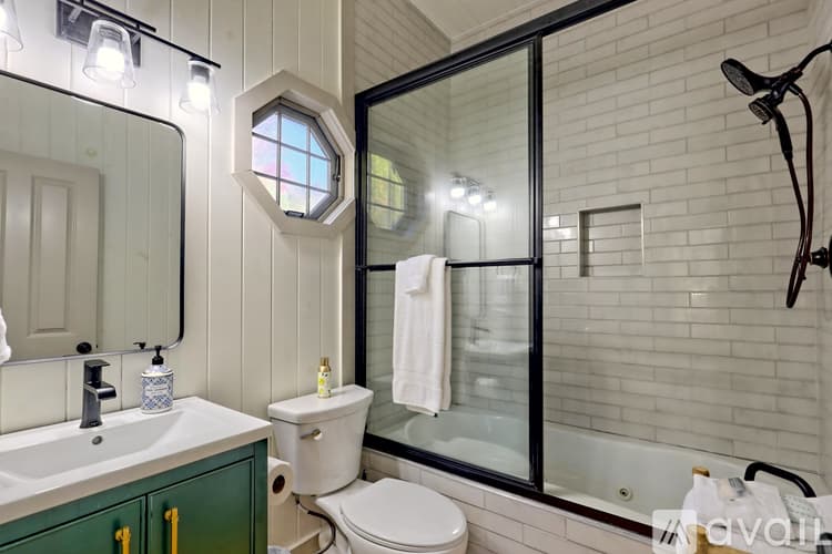 Clayton House: 171 Timpson Cove Rd
