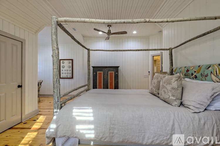 Clayton House: 171 Timpson Cove Rd