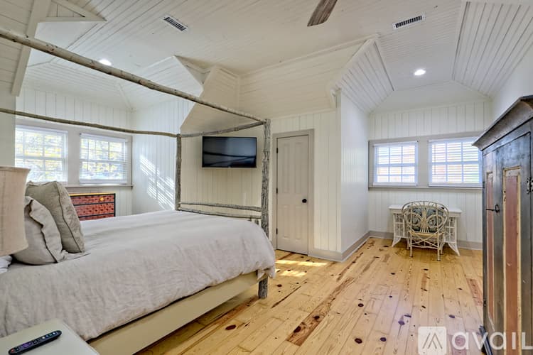 Clayton House: 171 Timpson Cove Rd