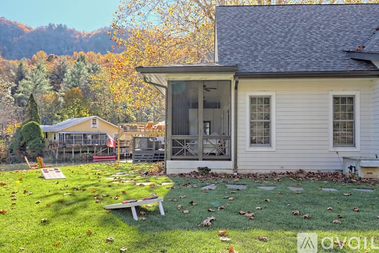 Clayton House: 171 Timpson Cove Rd