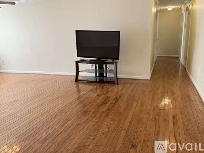 Suwanee House: 577 Virginia Ave