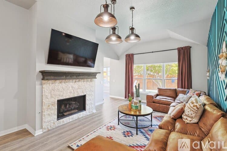 Saginaw House: 915 Santa Fe Dr