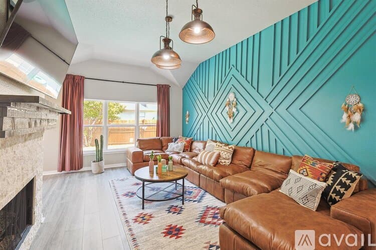 Saginaw House: 915 Santa Fe Dr