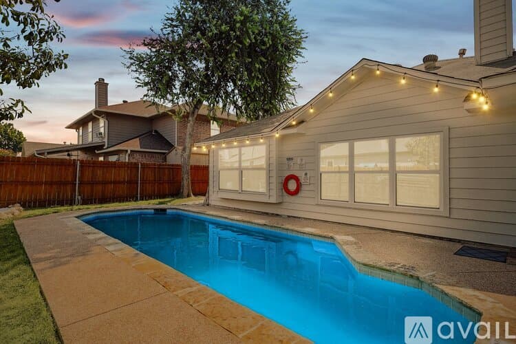 Saginaw House: 915 Santa Fe Dr
