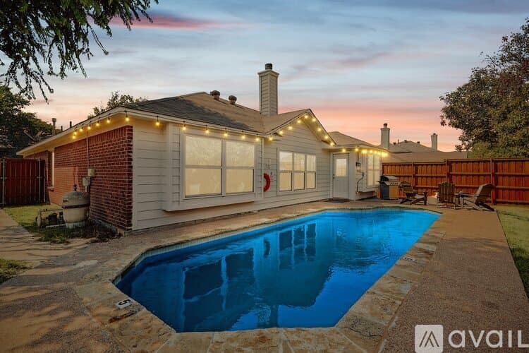 Saginaw House: 915 Santa Fe Dr