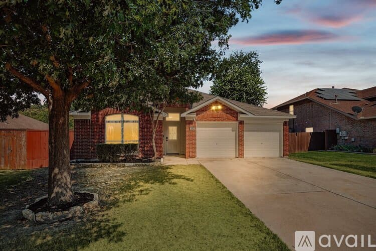 Saginaw House: 915 Santa Fe Dr