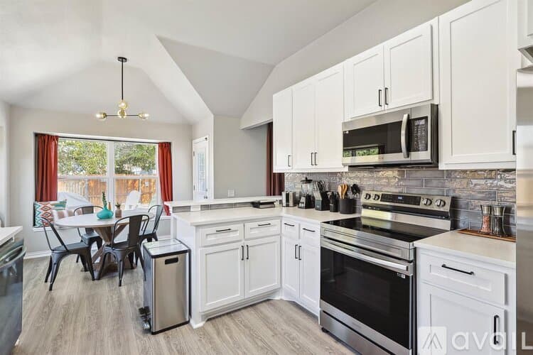 Saginaw House: 915 Santa Fe Dr