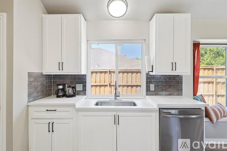 Saginaw House: 915 Santa Fe Dr