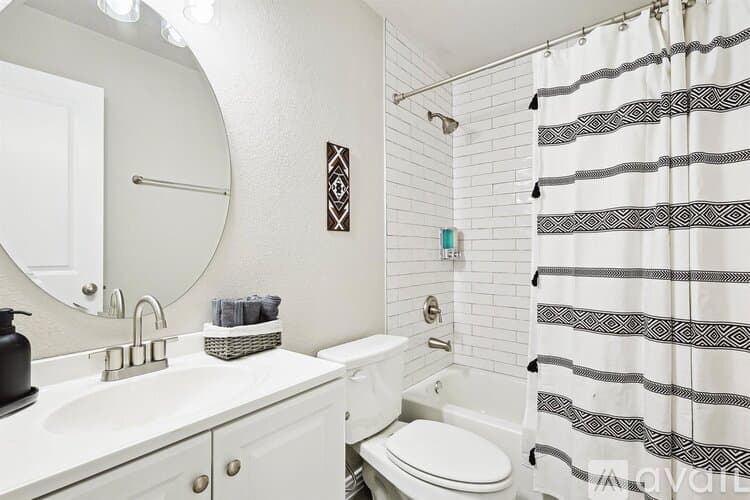 Saginaw House: 915 Santa Fe Dr