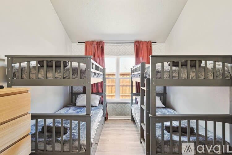 Saginaw House: 915 Santa Fe Dr