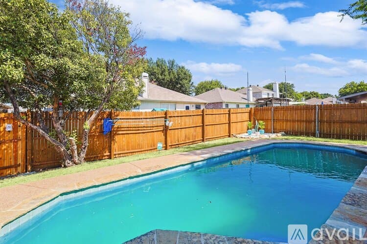 Saginaw House: 915 Santa Fe Dr