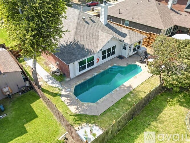 Saginaw House: 915 Santa Fe Dr