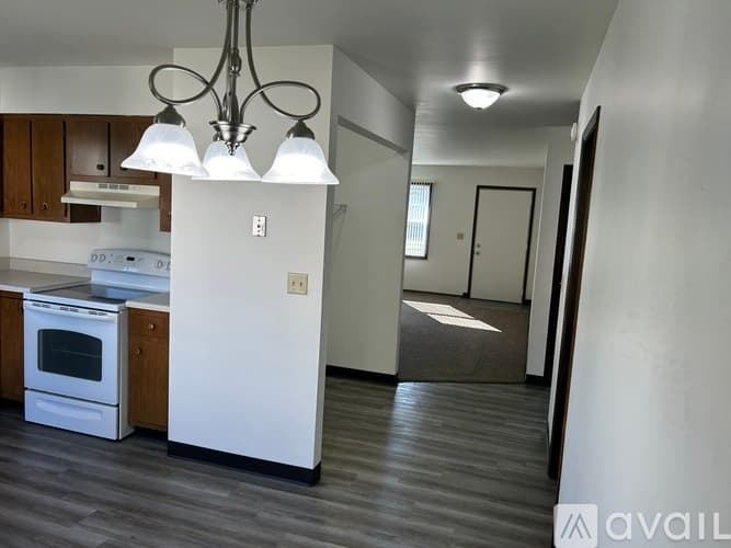 Pekin Apartment: 202 North Parkway Drive