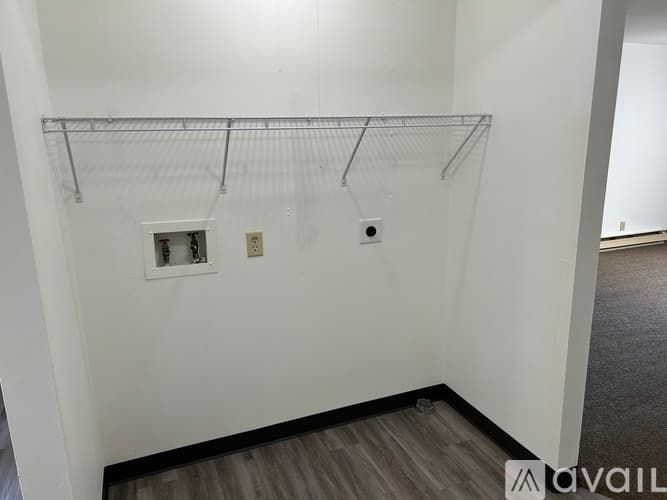 Pekin Apartment: 202 North Parkway Drive