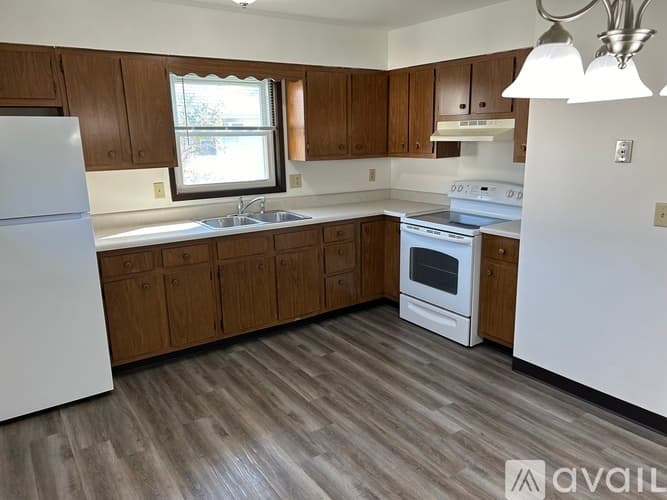 Pekin Apartment: 202 North Parkway Drive