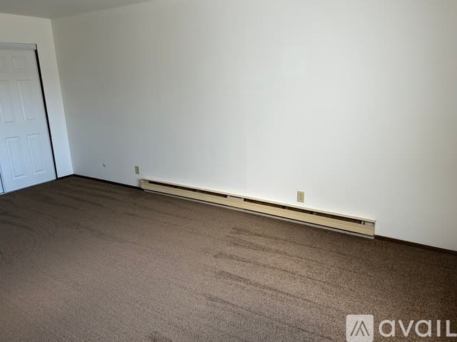 Pekin Apartment: 202 North Parkway Drive