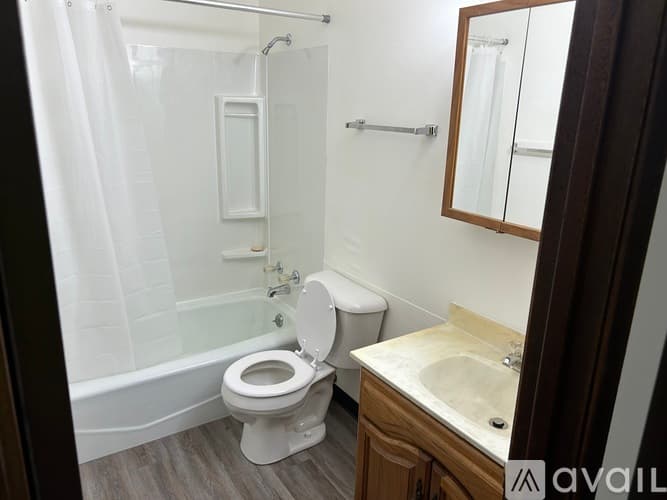 Pekin Apartment: 202 North Parkway Drive