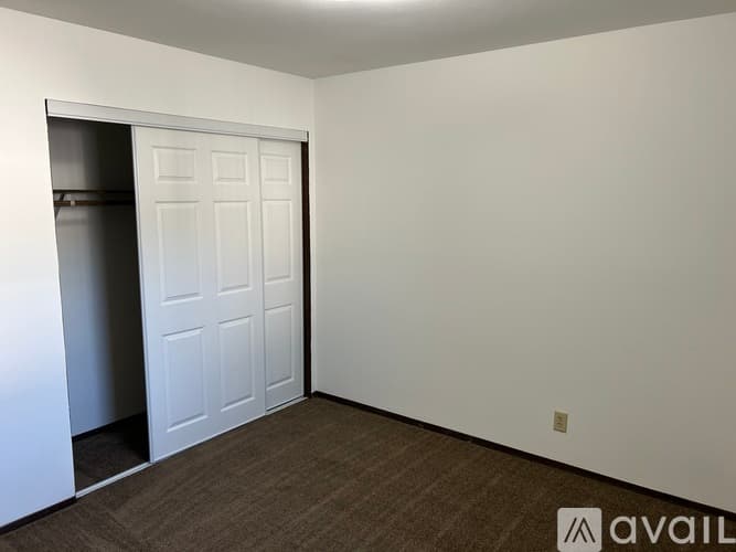 Pekin Apartment: 202 North Parkway Drive