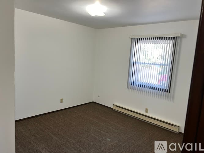Pekin Apartment: 202 North Parkway Drive