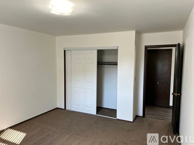Pekin Apartment: 202 North Parkway Drive