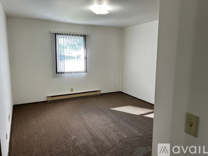 Pekin Apartment: 202 North Parkway Drive